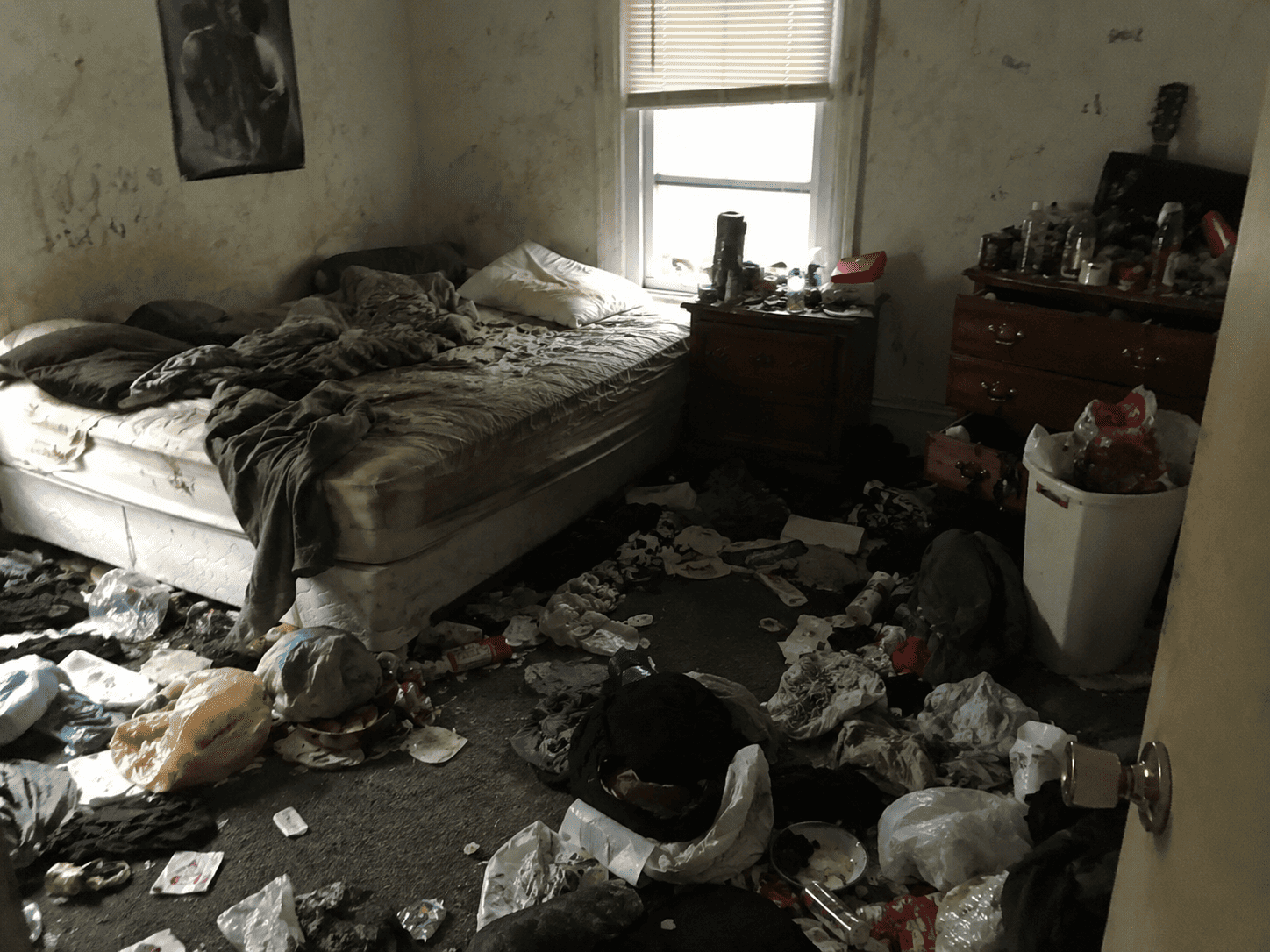 Habitación con suciedad acumulada antes de la limpieza