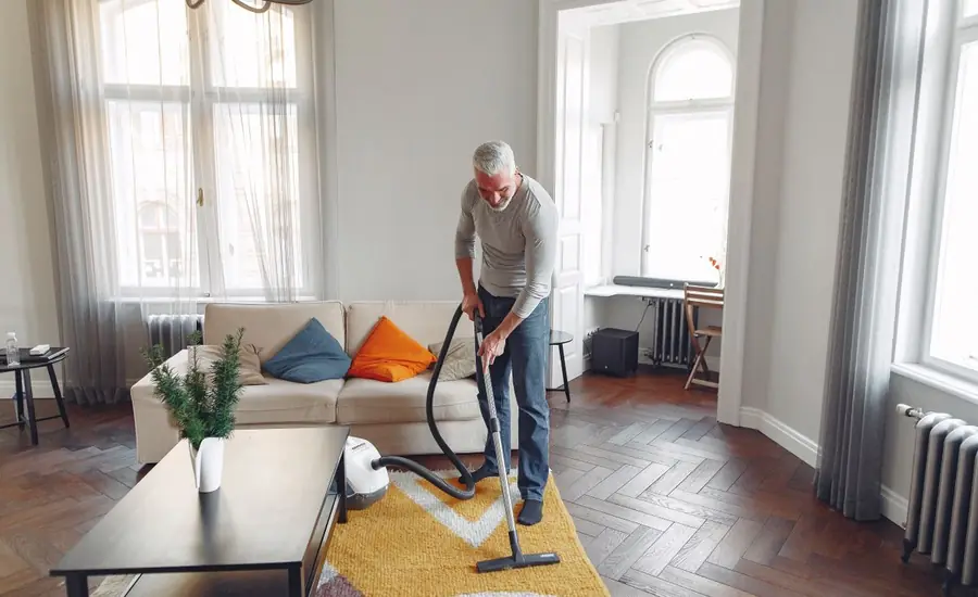 Limpieza a fondo de una vivienda por parte de un equipo profesional