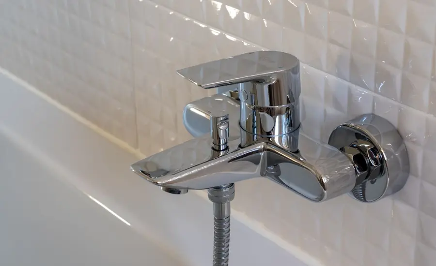 Grifo de baño sin cal tras una limpieza antical