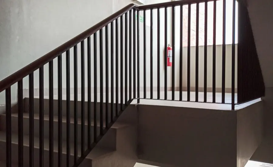 Escalera y portal de una comunidad de vecinos