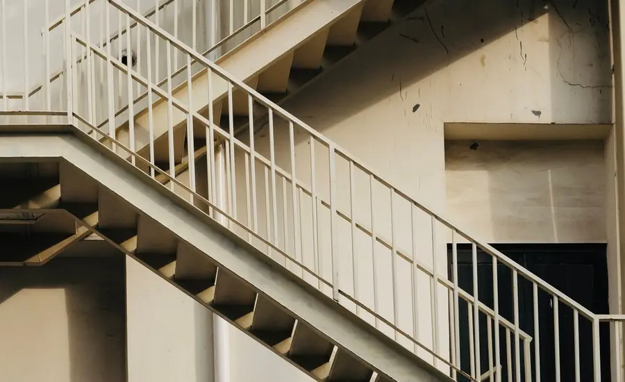 Escalera exterior de un edificio de comunidad de vecinos