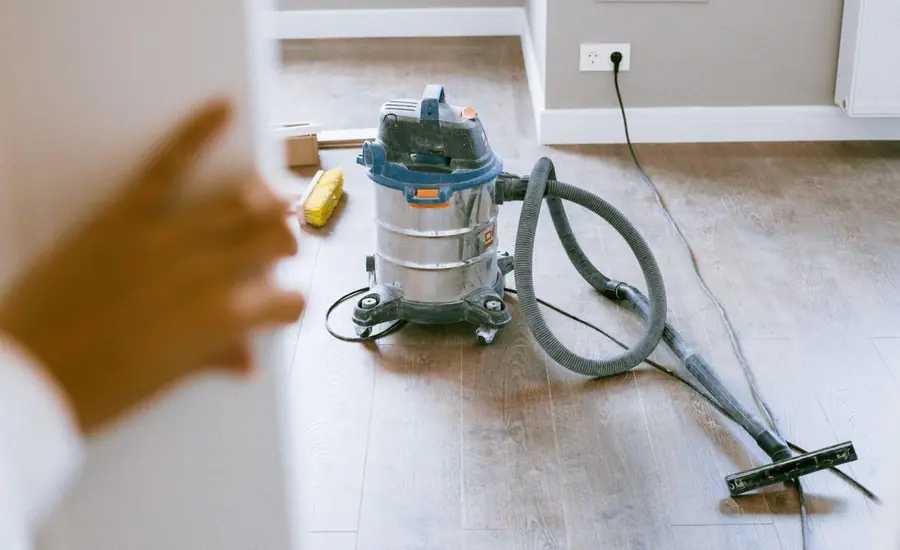 Aspirador industrial en un piso recién reformado
