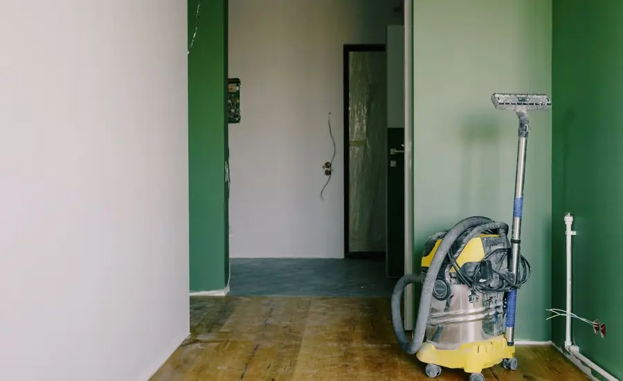 Aspirador industrial sobre el parquet durante una obra