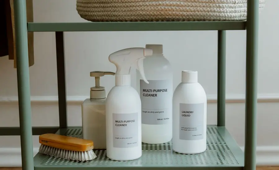 Productos de limpieza ecológicos ordenados en una balda