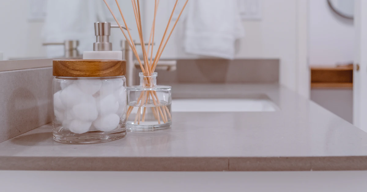 Cómo eliminar el sarro y la cal del baño con productos ecológicos