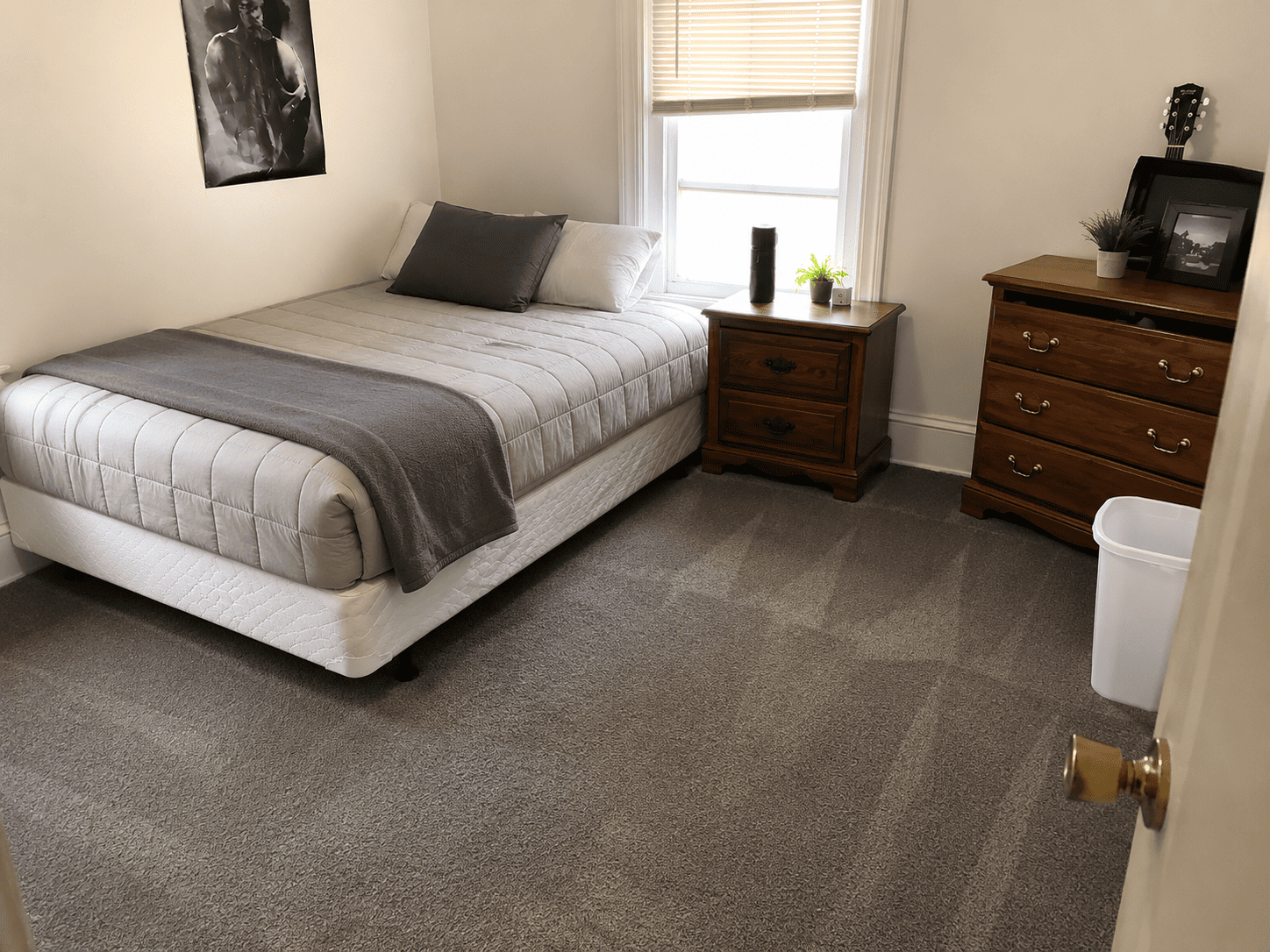 Habitación limpia e impecable después del servicio de Zentro Limpiezas
