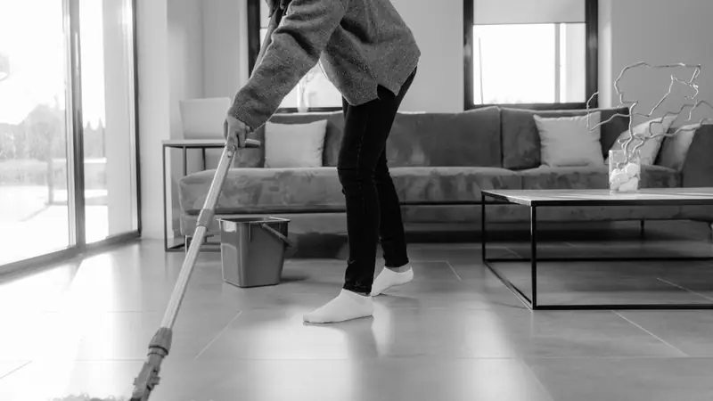 Limpiadoras profesionales limpiando un piso en Inferniño, Ferrol — Zentro Limpiezas